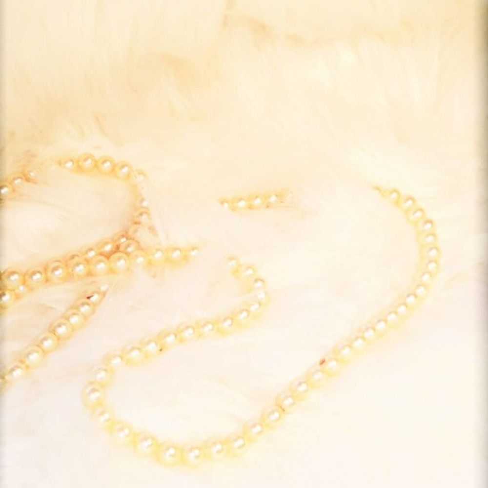 LONG Pearl Strand Necklace Realistic Faux Pearls WHITE CREAM Vintage Costume - Picture 5 of 9